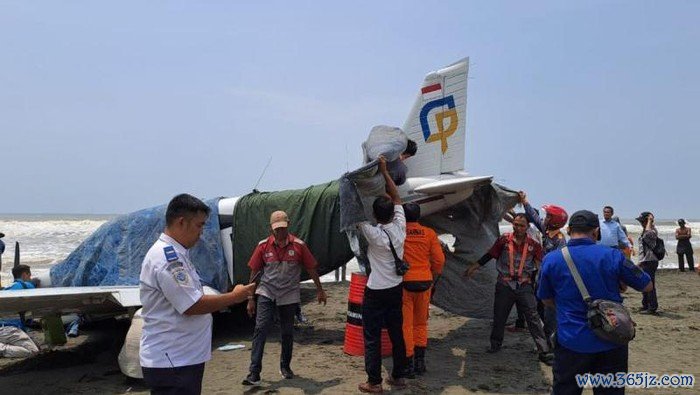 Pesawat latih PK-PBC mendarat darurat di Pantai Cemara Sewu, Desa Bunton, Cilacap, Jawa Tengah.