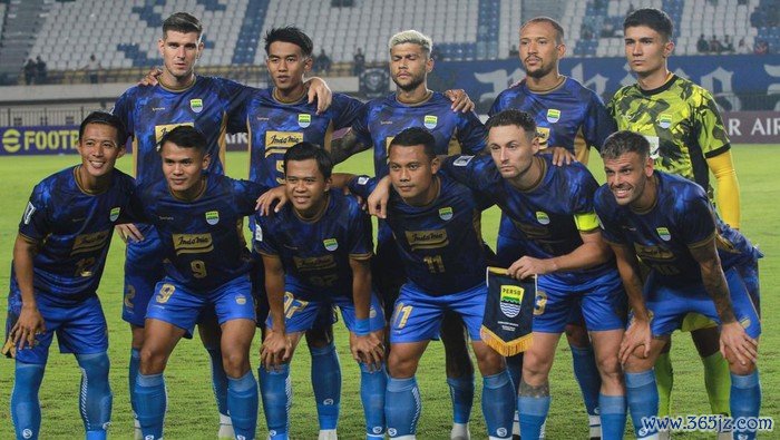 BANDUNG, WEST JAVA, INDONESIA - 2024/10/24: Persib Bandung line up during the AFC Champions League Two football match between Lion City Sailors FC and Persib Bandung FC at Si Jalak Harupat Stadium. Final score: Lion City Sailors 1 : 1 Persib Bandung. (Photo by Algi Febri Sugita/SOPA Images/LightRocket via Getty Images)