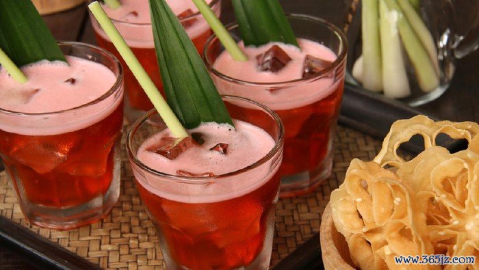 Bir Pletok, the traditional non-alcoholic beer from Betawi culture, Jakarta. The beer, that is basically a herbal concoction, is served with foam on top after being shaken with ice cubes. The beer is served in a old-fashioned glass filled with ice cubes and garnished with lemongrass and pandan leaf. Served with traditional snack also from Betawi, Jakarta.